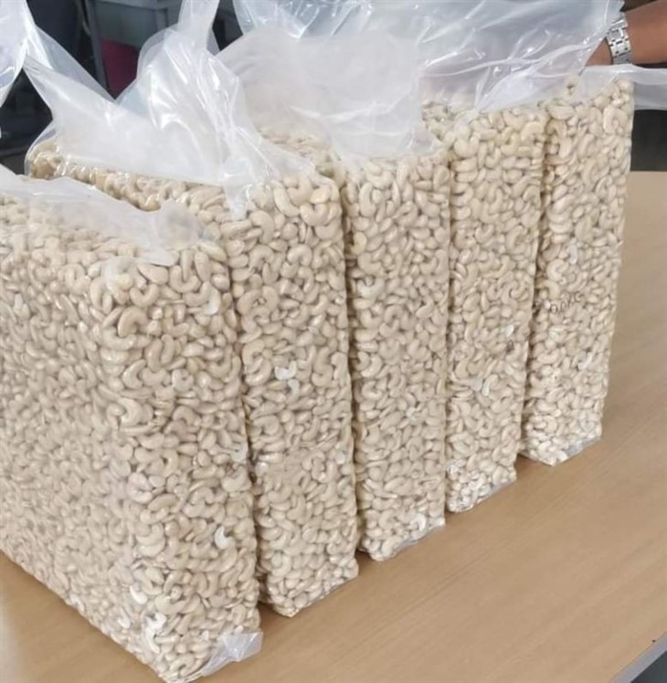 cashew nuts vacuum packaging machine